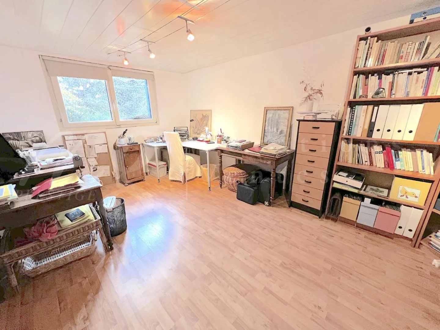 TRÈS BELLE MAISON INDIVIDUELLE AVEC 250 m2 DE SURFACE HABITABLE ET GRAND JARDIN DE 1100 m2 - Photo 10 sur 10