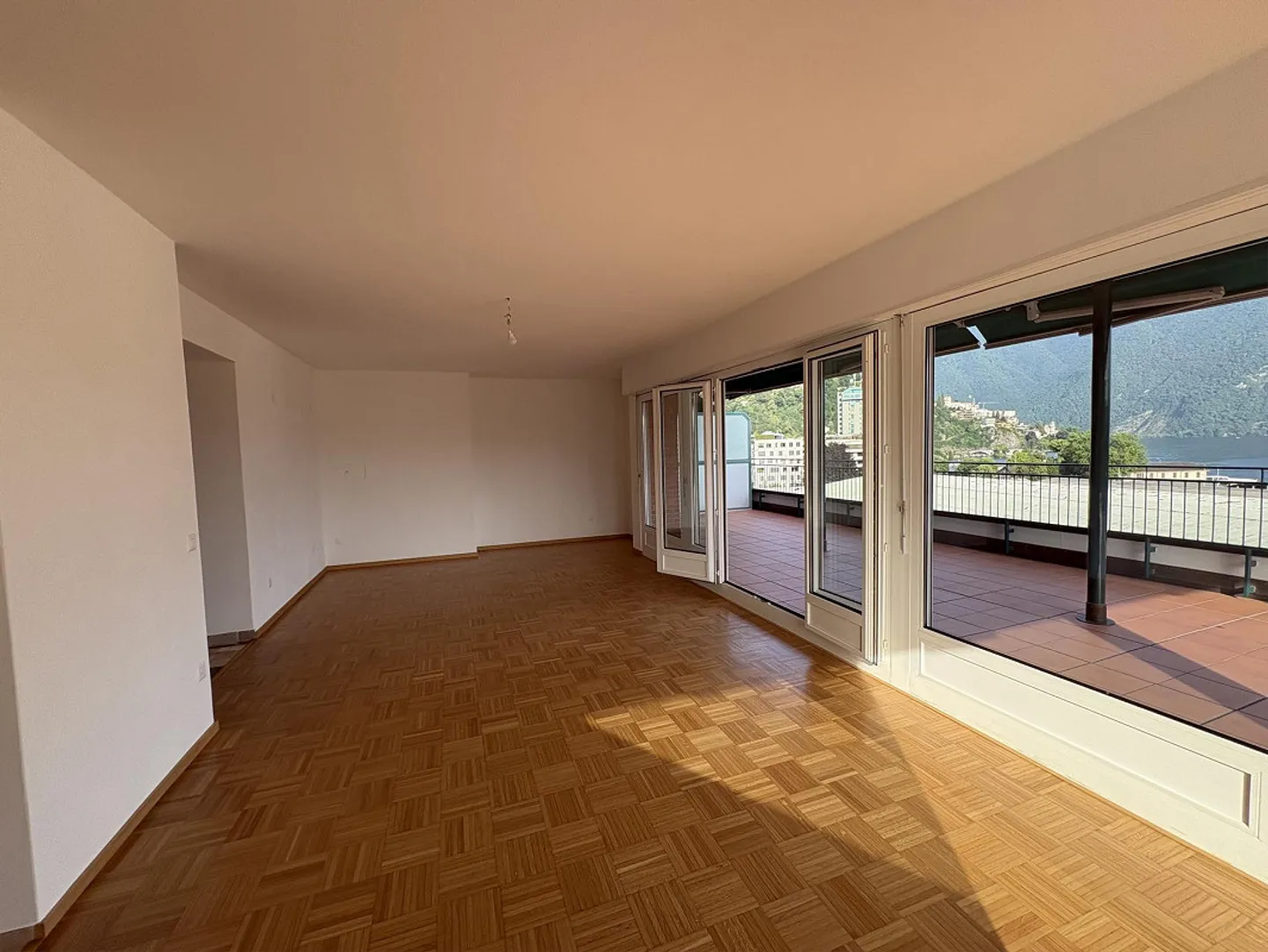 Dachgeschosswohnung 3,5 Zimmer Lugano - Foto 2 von 9