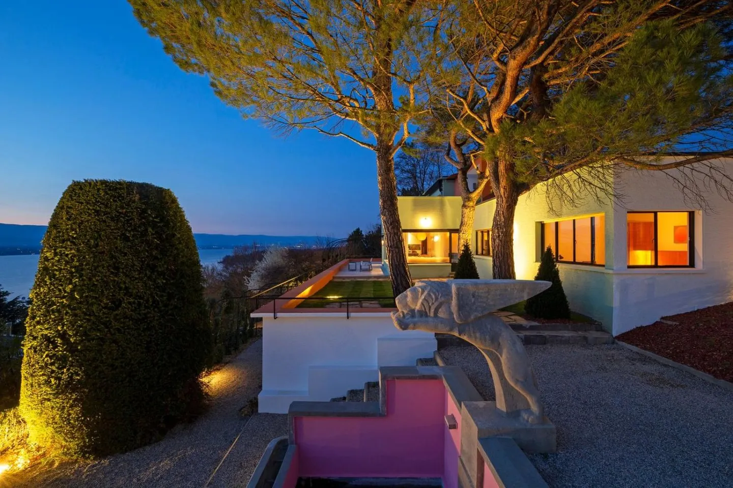 Villa architecturale avec vue lac - Photo 2 sur 13