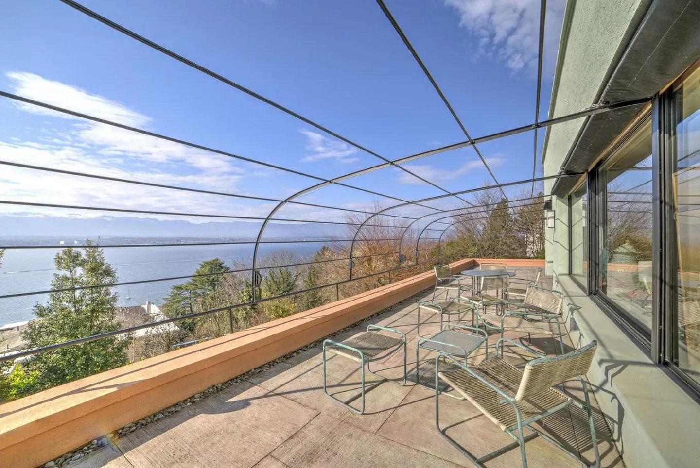 Villa architecturale avec vue lac - Photo 4 sur 13