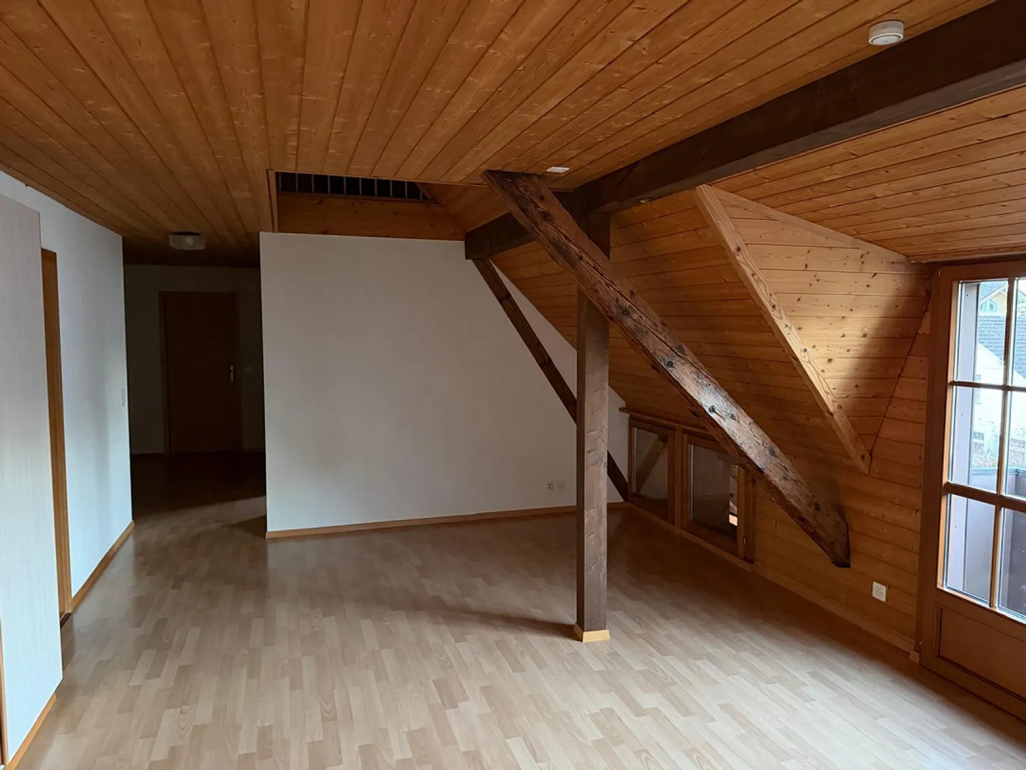 Schöne 3 1/2 Zimmer Dachwohnung - Foto 2 von 2