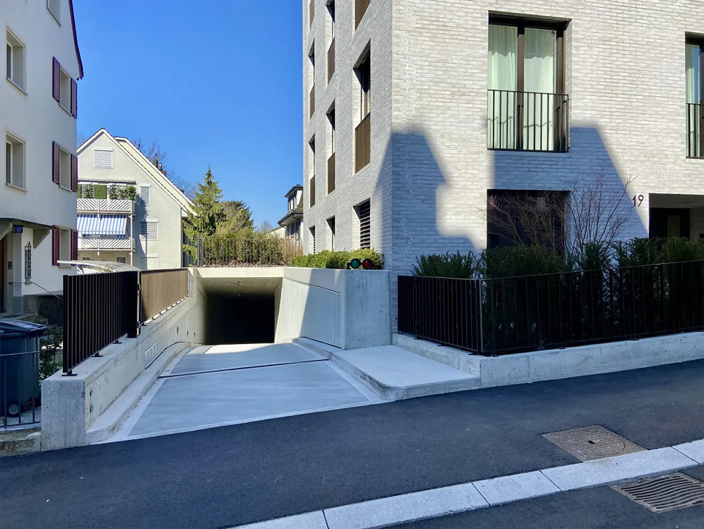 Parcheggio in affitto in un nuovo edificio moderno - Foto 2 di 3