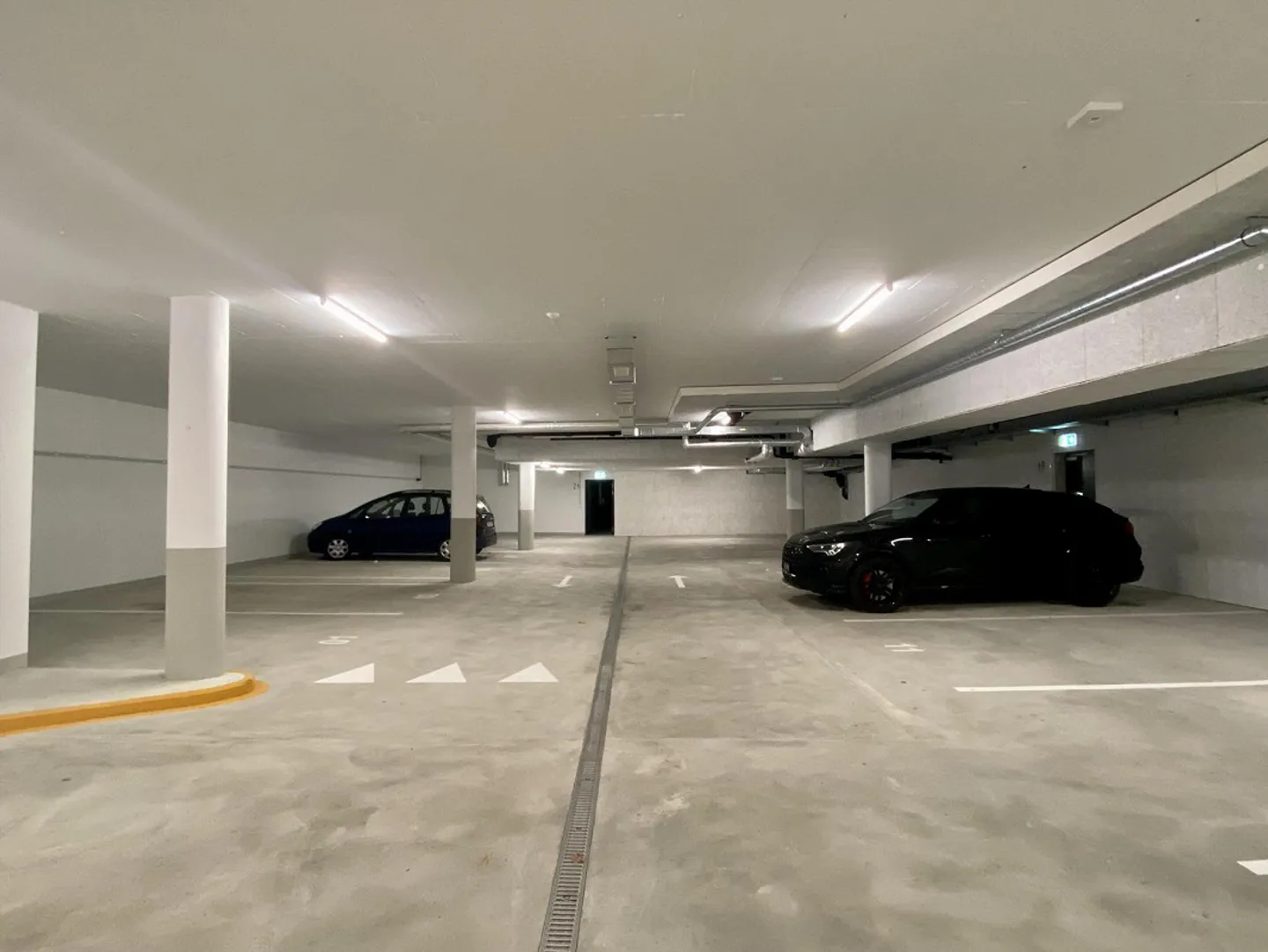 Parcheggio in affitto in un nuovo edificio moderno - Foto 3 di 3