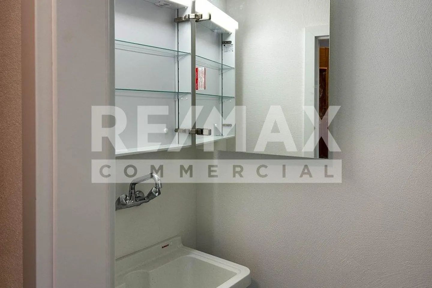 Espace de vente ou bureau récemment rénové à Zizers - Photo 7 sur 8