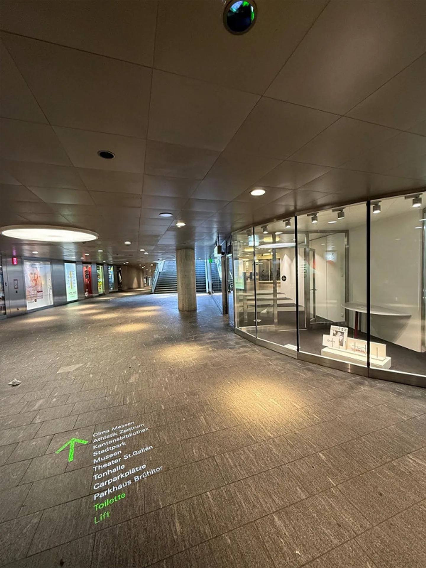 Large Sales Room at the Brühltor Passage - Photo 2 of 11