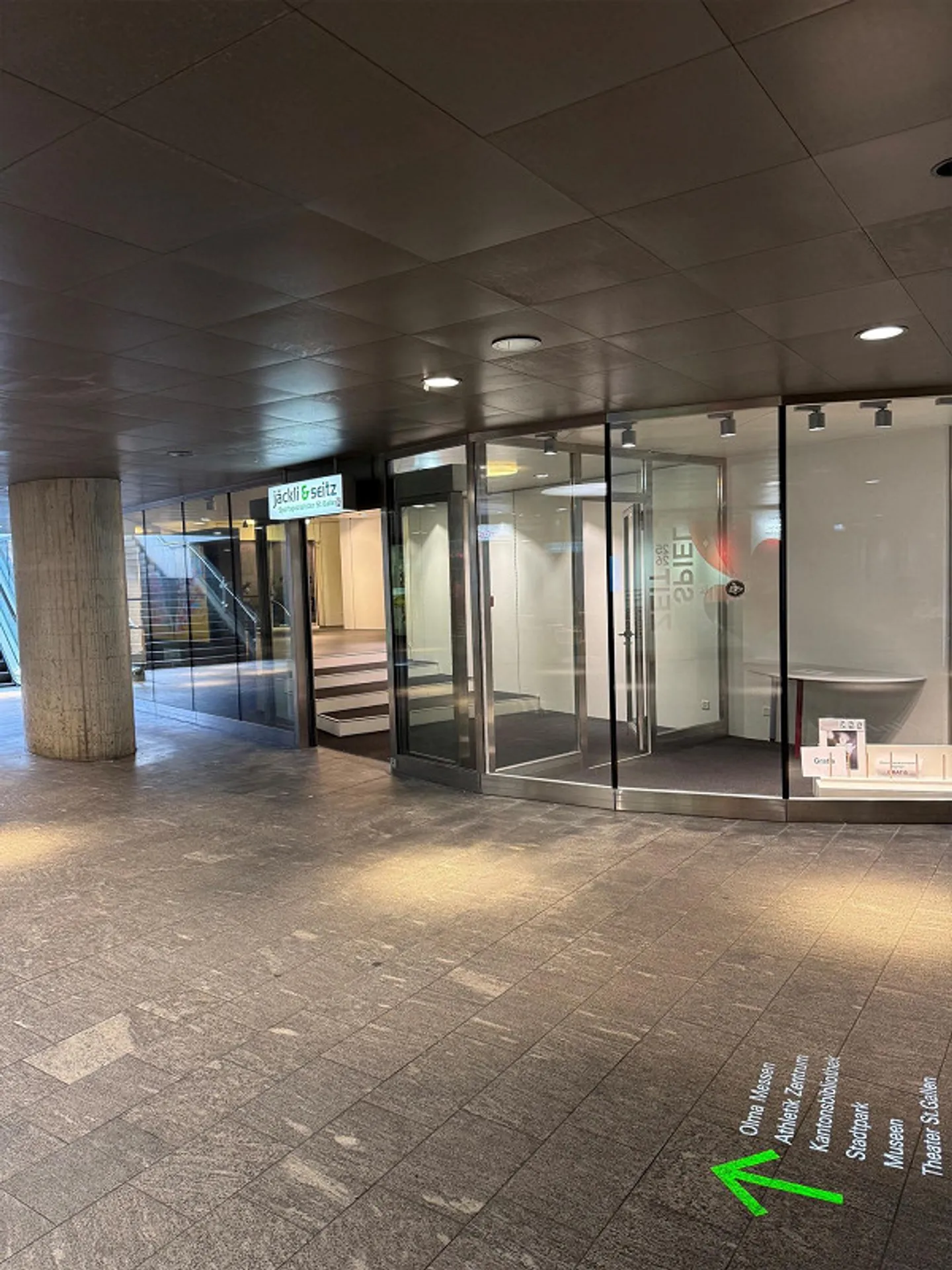 Large Sales Room at the Brühltor Passage - Photo 1 of 11