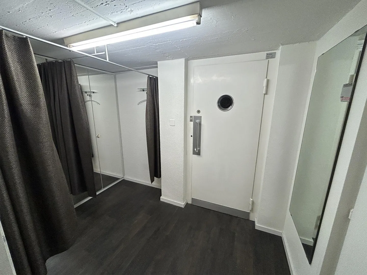 Large Sales Room at the Brühltor Passage - Photo 9 of 11