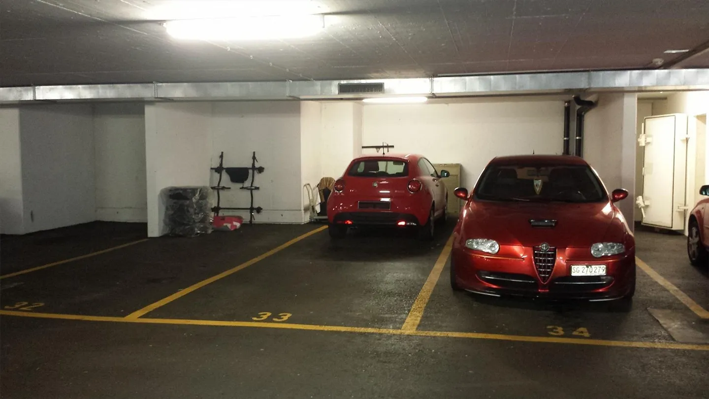 Geräumiger Parkplatz - Foto 2 von 3