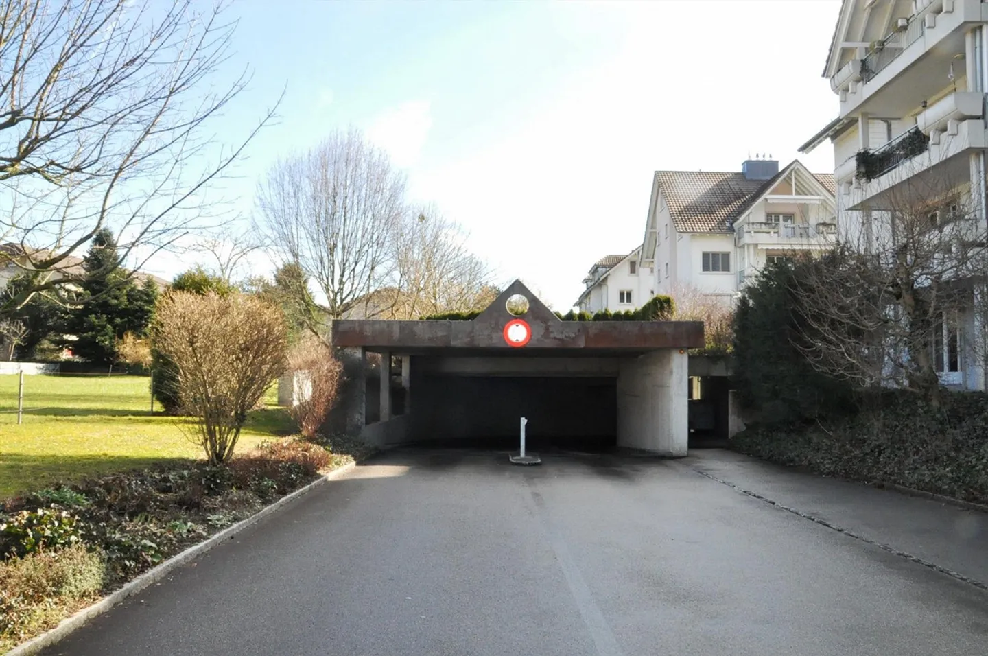 Geräumiger Parkplatz - Foto 3 von 3