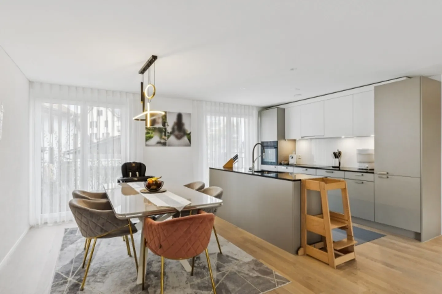 Appartamento elegante di 4,5 stanze con ampio balcone e vista sulla natura - Foto 6 di 13