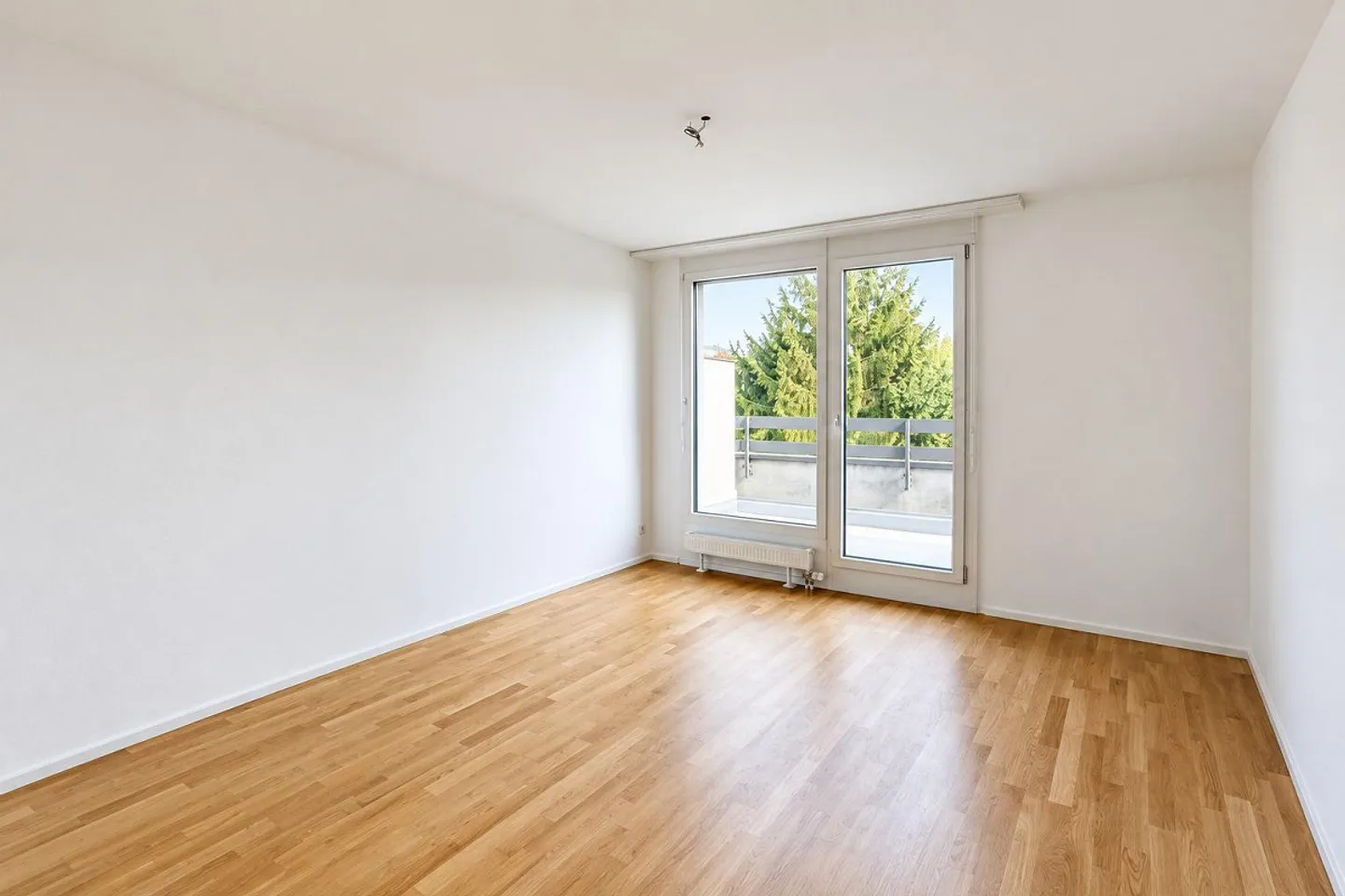 Sunny 3.5-room penthouse apartment near the Langen Erlen - Photo 2 of 11