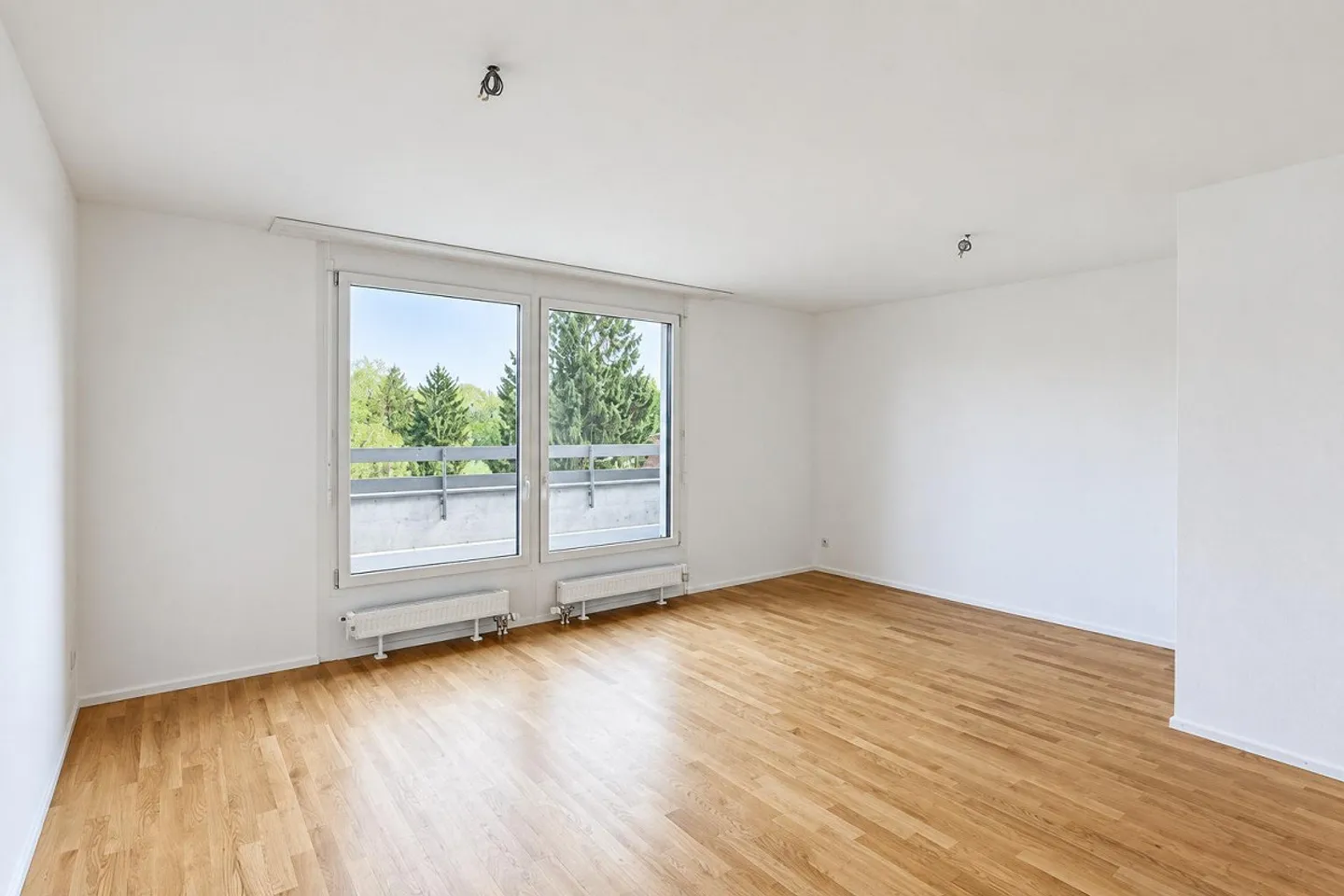 Sunny 3.5-room penthouse apartment near the Langen Erlen - Photo 4 of 11