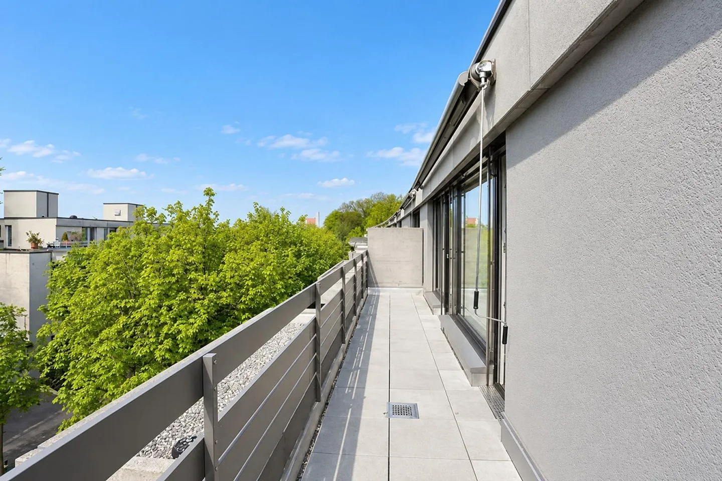 Sunny 3.5-room penthouse apartment near the Langen Erlen - Photo 5 of 11