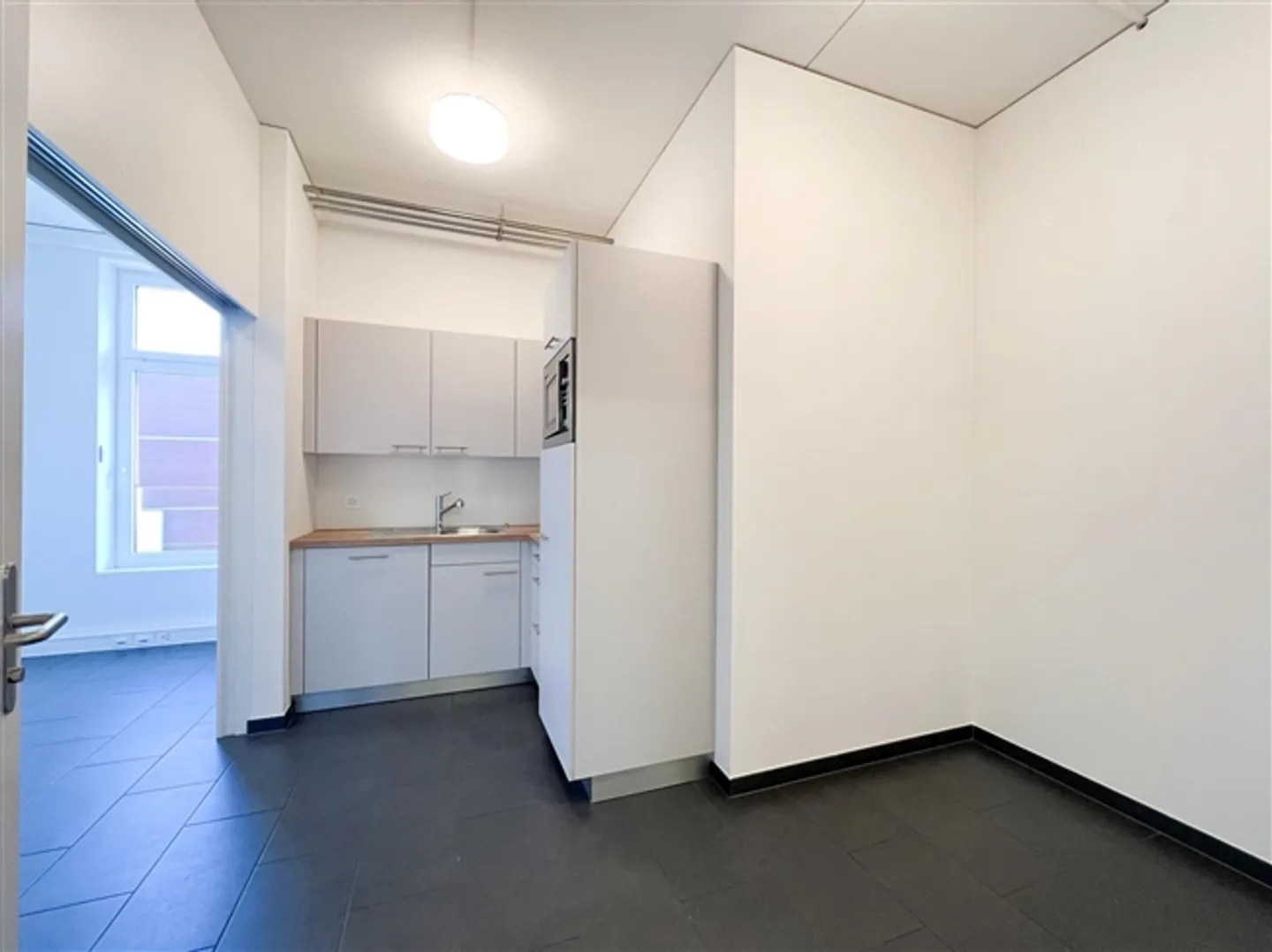 In affitto - Spazioso locale commerciale moderno di 270 m2 - Foto 3 di 12