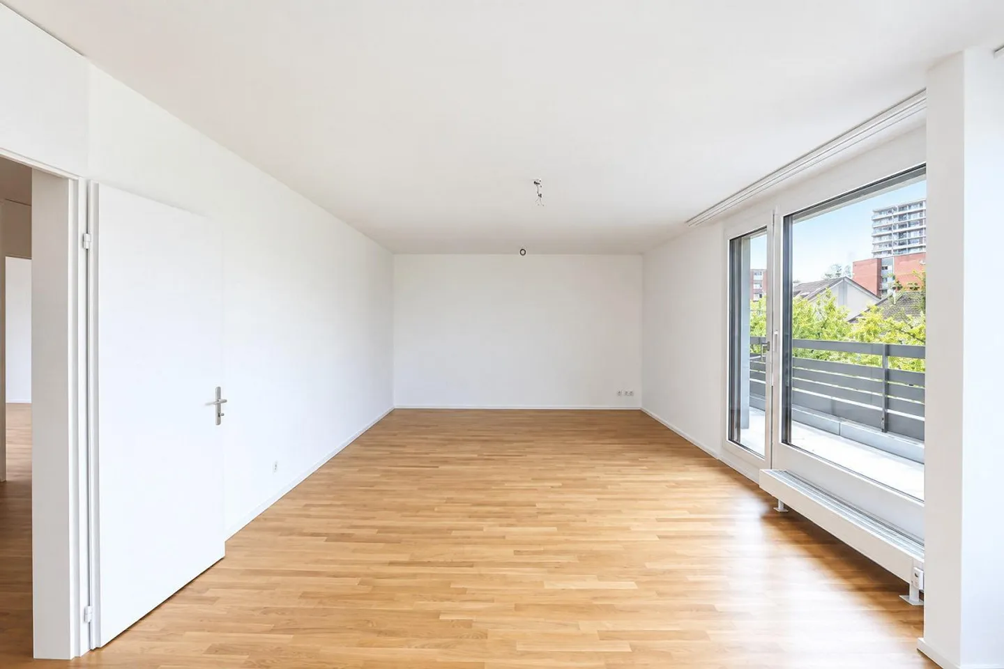 Sunny 3.5-room penthouse apartment near the Langen Erlen - Photo 3 of 11
