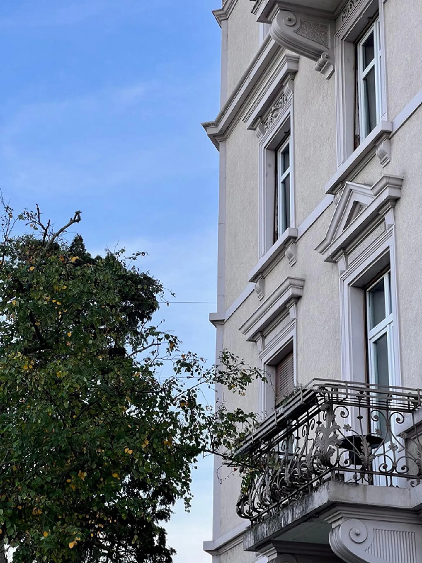 Incantevole appartamento di 4 locali in un edificio d'epoca con due balconi a Gundeldingen - Foto 2 di 5