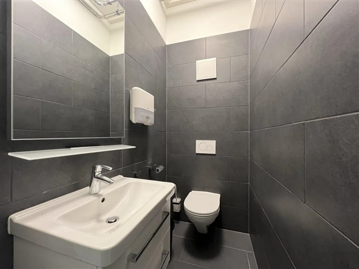 In affitto - Spazioso locale commerciale moderno di 270 m2 - Foto 10 di 12