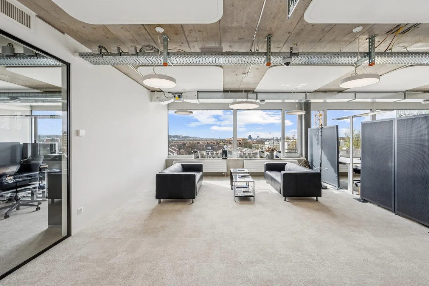 Ready-to-move-in Offices with Dream View – Business City Polyfeld - Photo 1 of 12