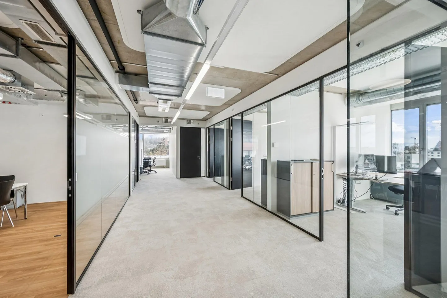 Ready-to-move-in Offices with Dream View – Business City Polyfeld - Photo 3 of 12