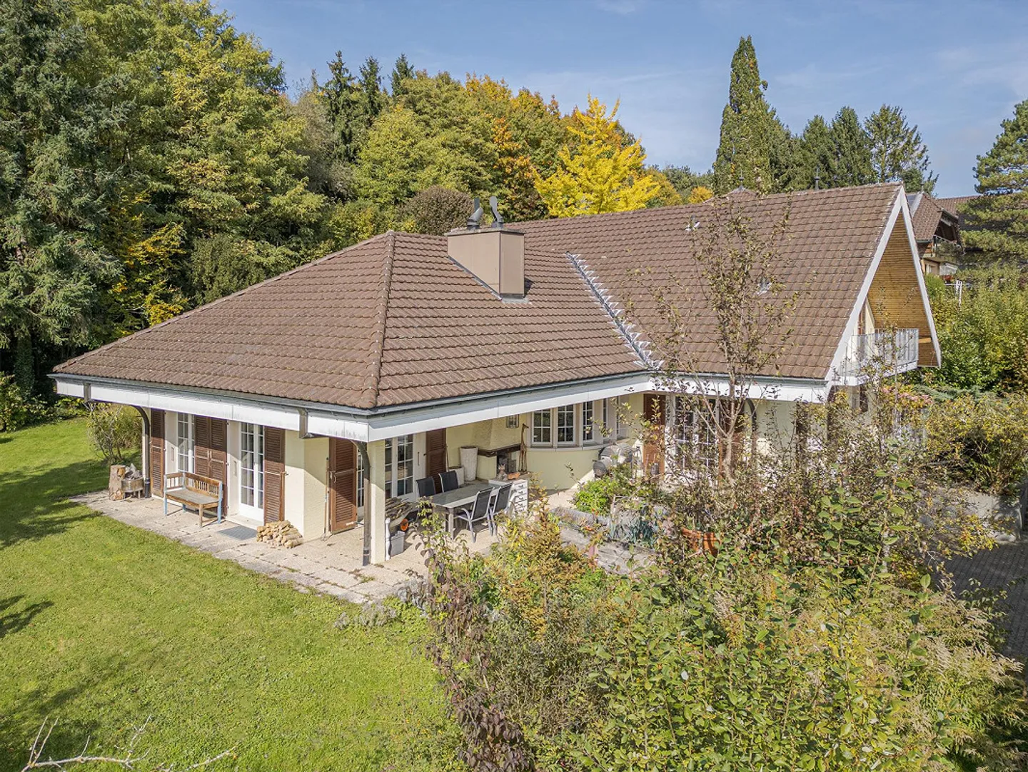 Villa maestosa sopra i tetti di Lyss - Foto 1 di 28