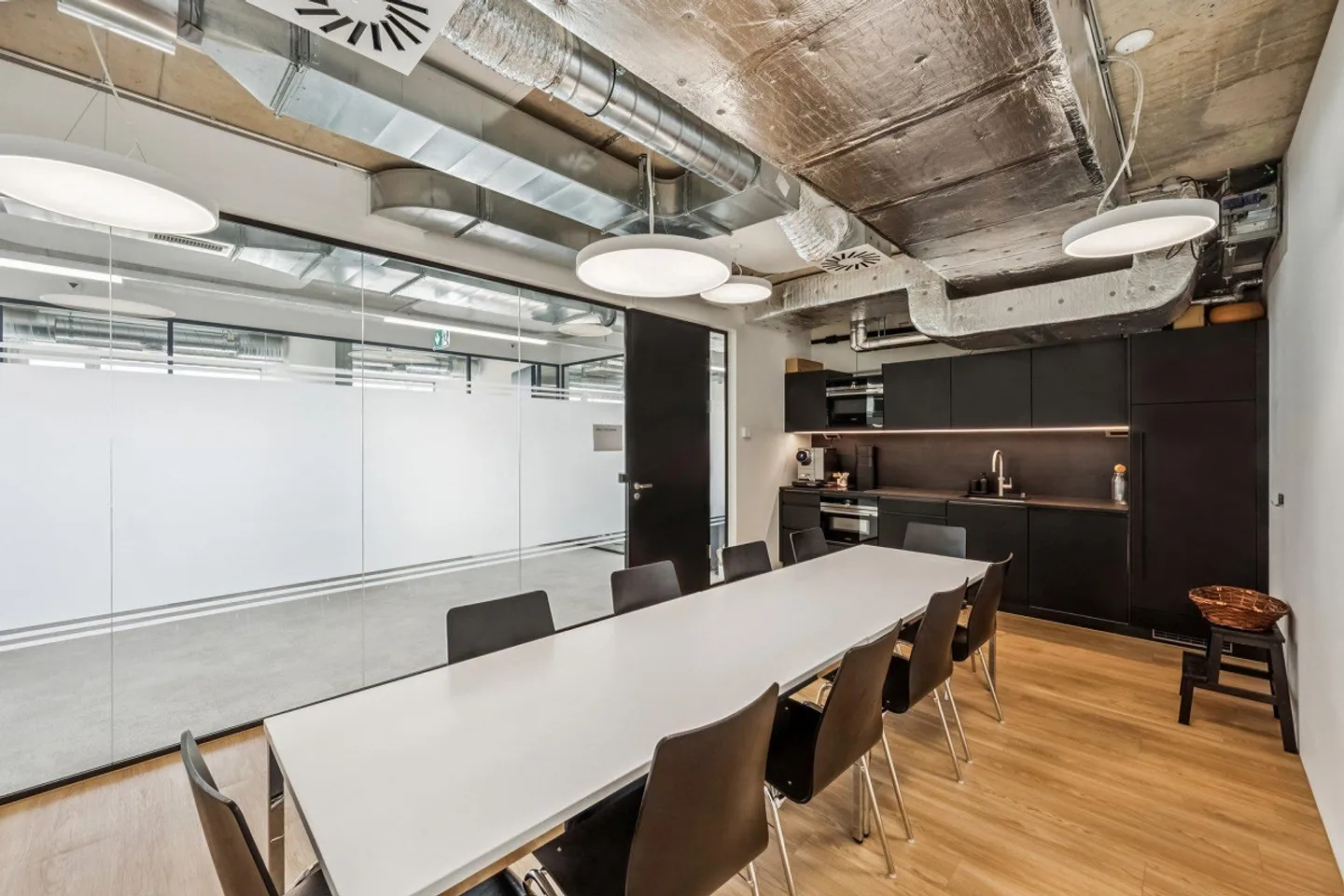 Ready-to-move-in Offices with Dream View – Business City Polyfeld - Photo 9 of 12