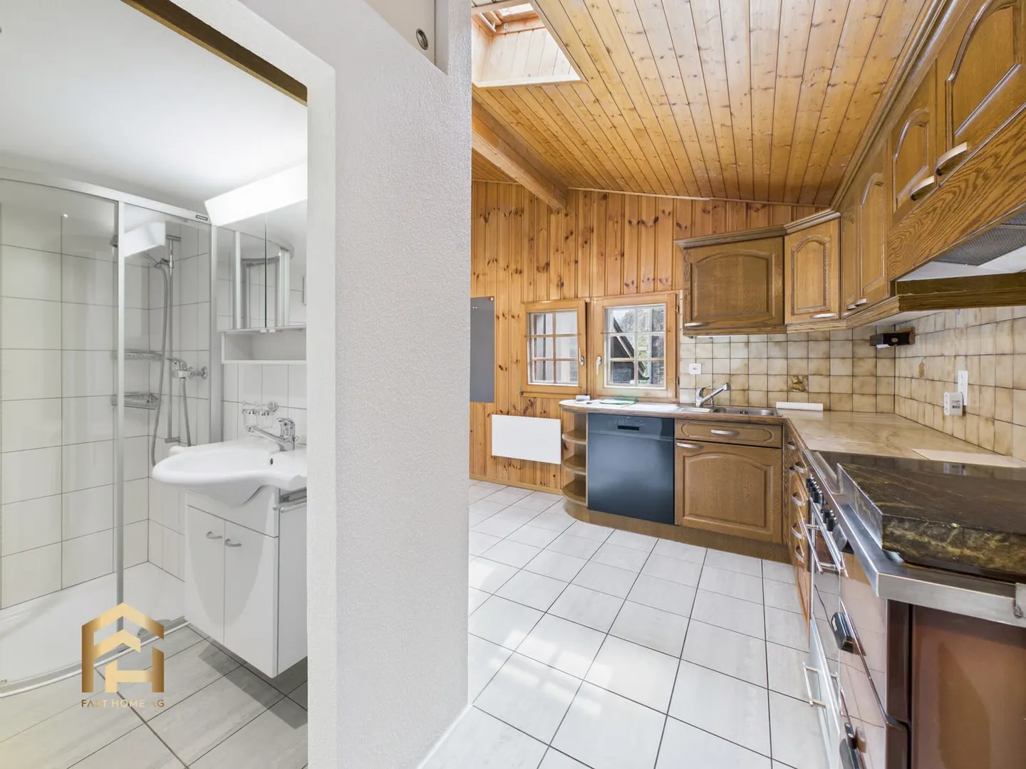 Old building 4.5 room apartment with studio in the heart of Naters - Photo 5 of 13