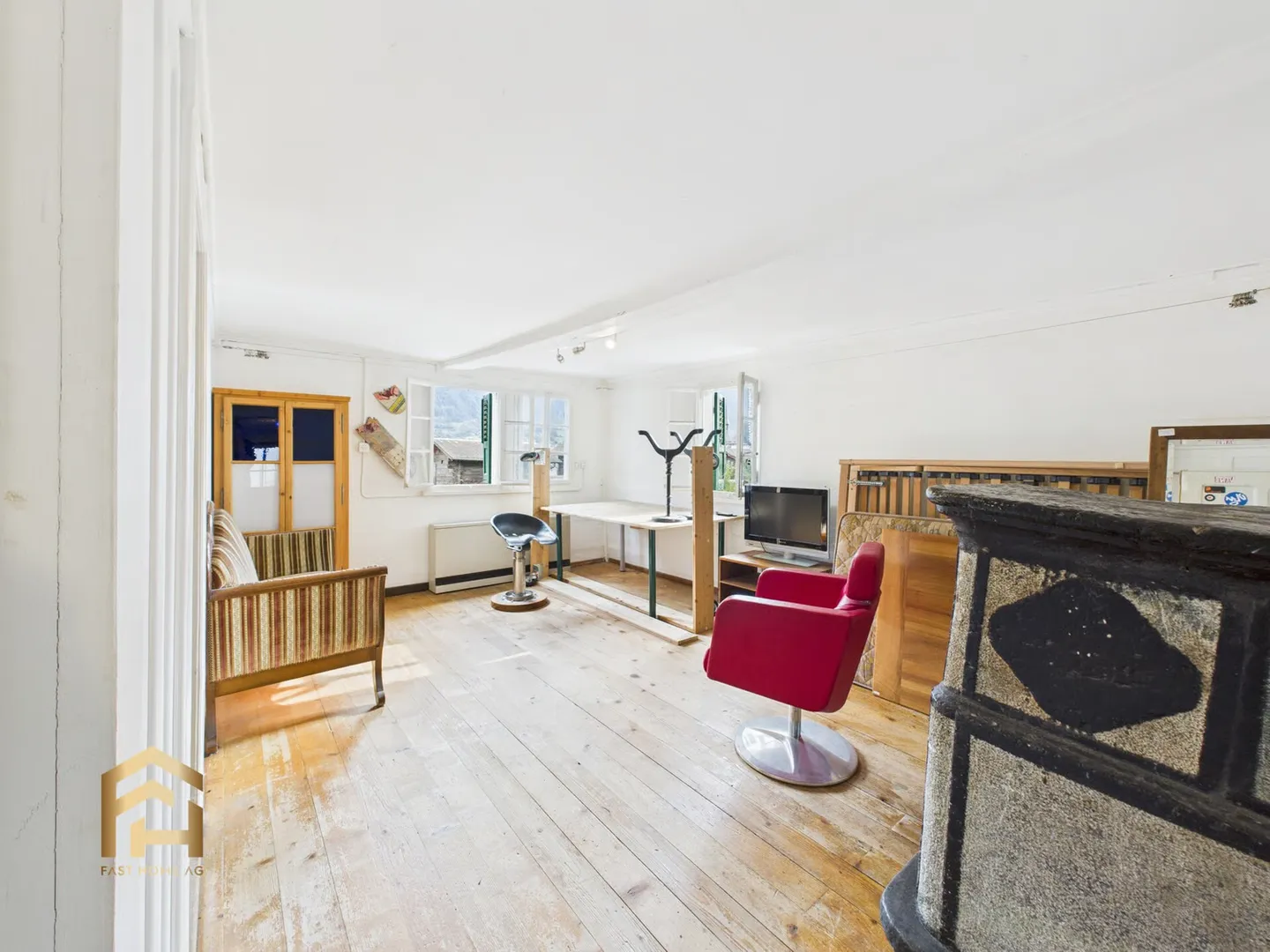 Old building 4.5 room apartment with studio in the heart of Naters - Photo 8 of 13