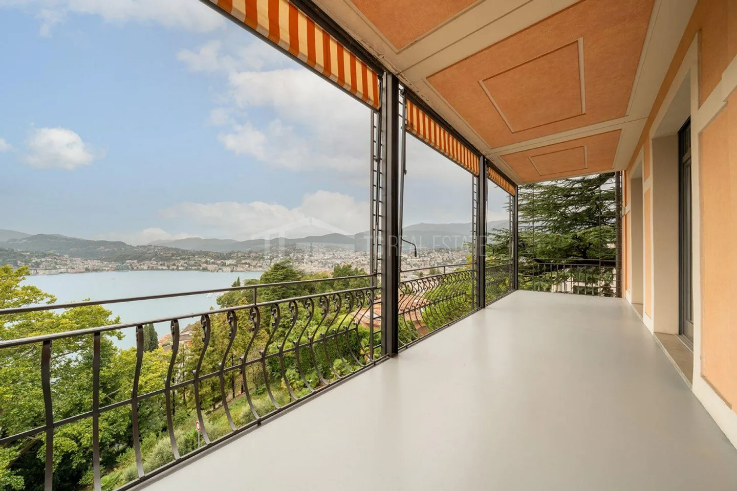 ELEGANT 5.5-ROOM APARTMENT WITH SPECTACULAR LAKE VIEW - Photo 3 of 23