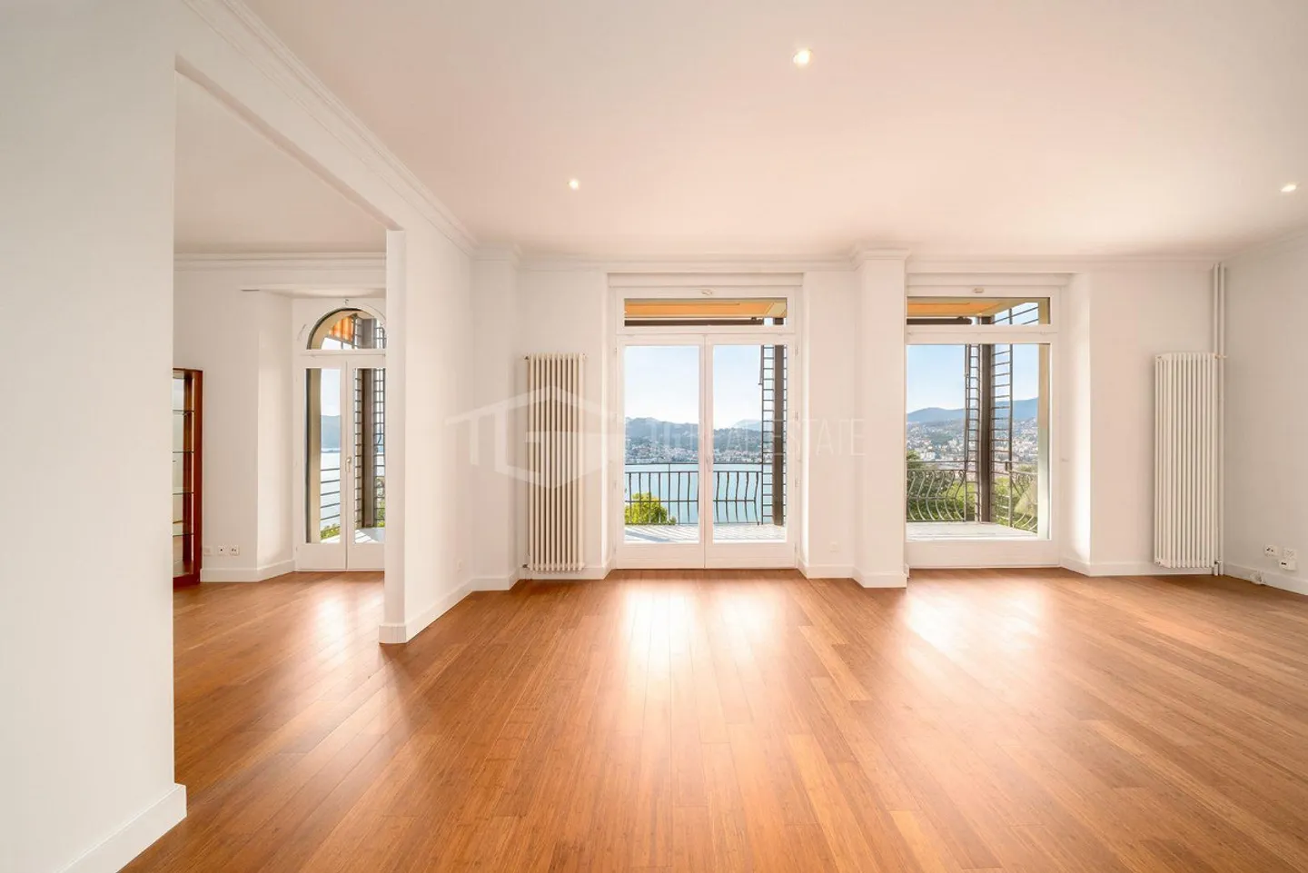 ELEGANT 5.5-ROOM APARTMENT WITH SPECTACULAR LAKE VIEW - Photo 5 of 23
