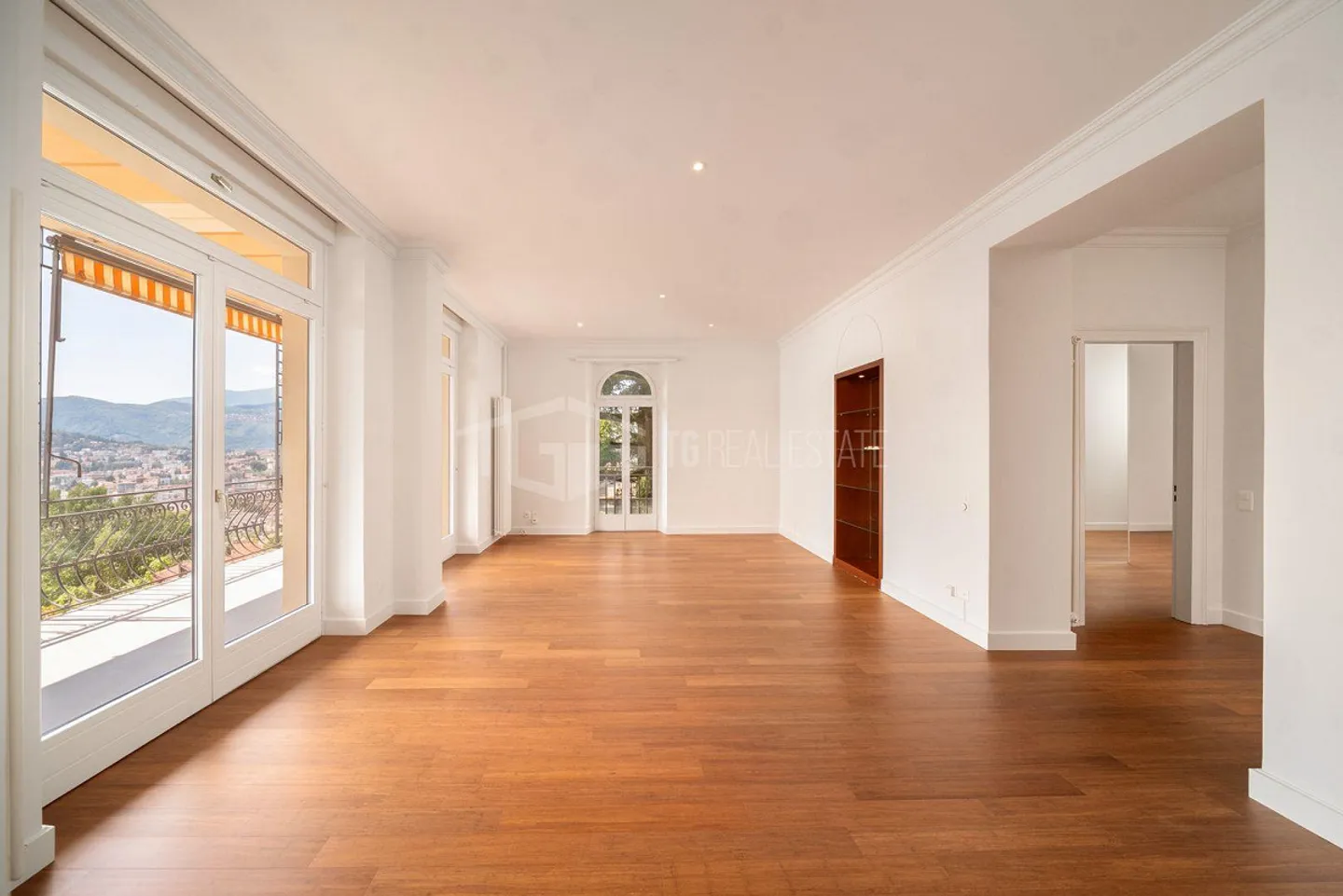 ELEGANT 5.5-ROOM APARTMENT WITH SPECTACULAR LAKE VIEW - Photo 6 of 23