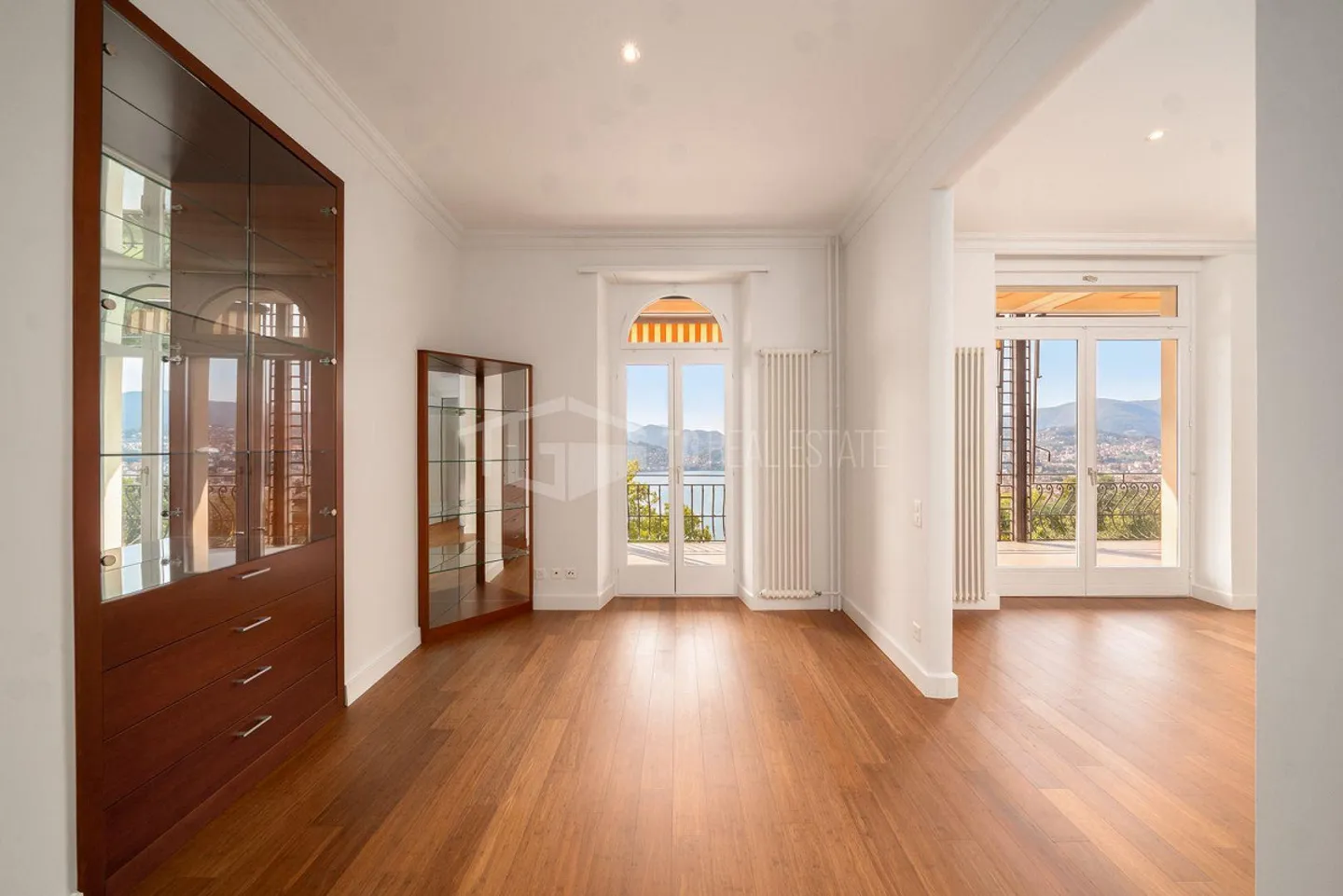 ELEGANT 5.5-ROOM APARTMENT WITH SPECTACULAR LAKE VIEW - Photo 7 of 23