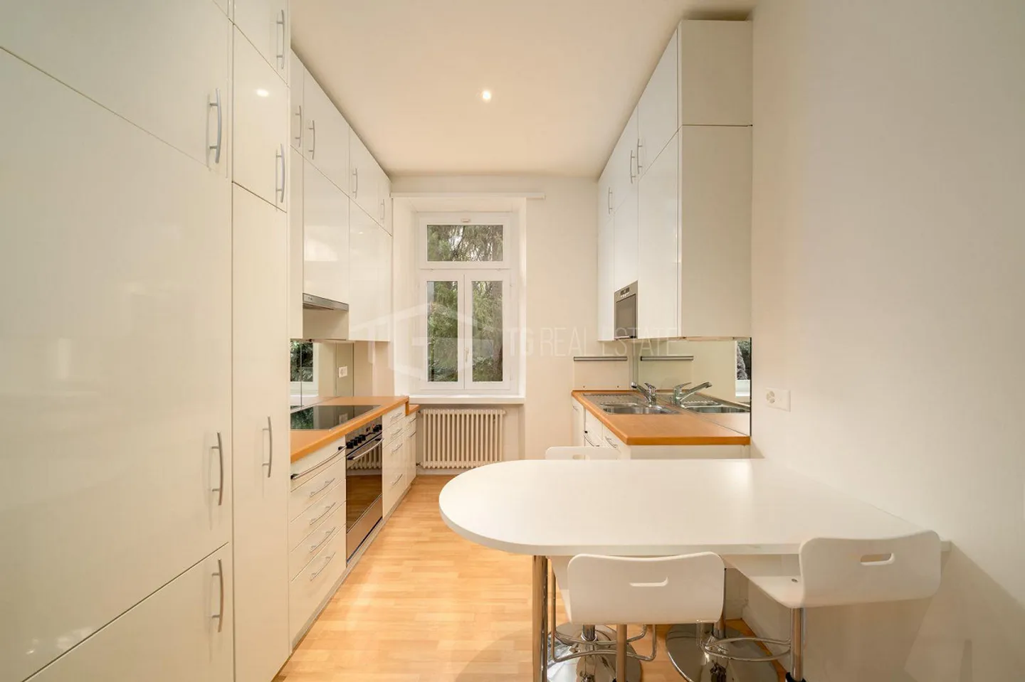 ELEGANT 5.5-ROOM APARTMENT WITH SPECTACULAR LAKE VIEW - Photo 8 of 23
