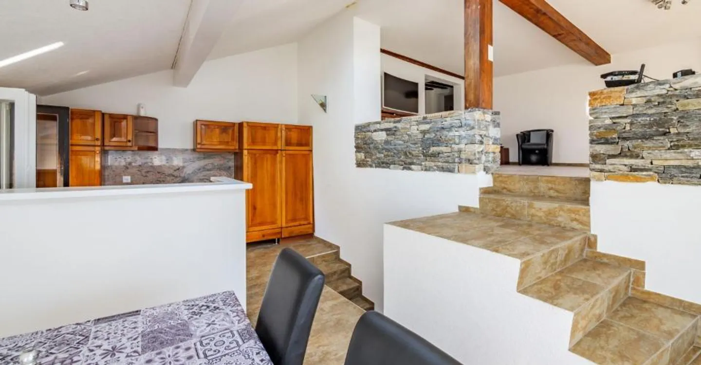 Einmalige Gelegenheit: Haus mit zwei unabhängigen Wohnungen (5,5 und 2,5 Zimmer) - Foto 4 von 10