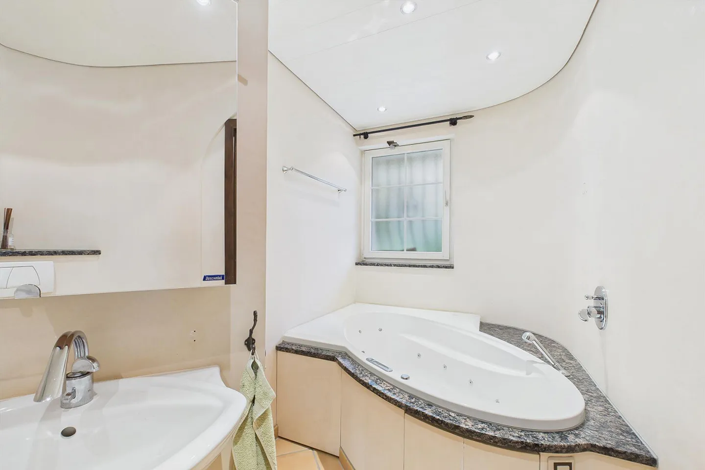 Villa maestosa sopra i tetti di Lyss - Foto 13 di 28