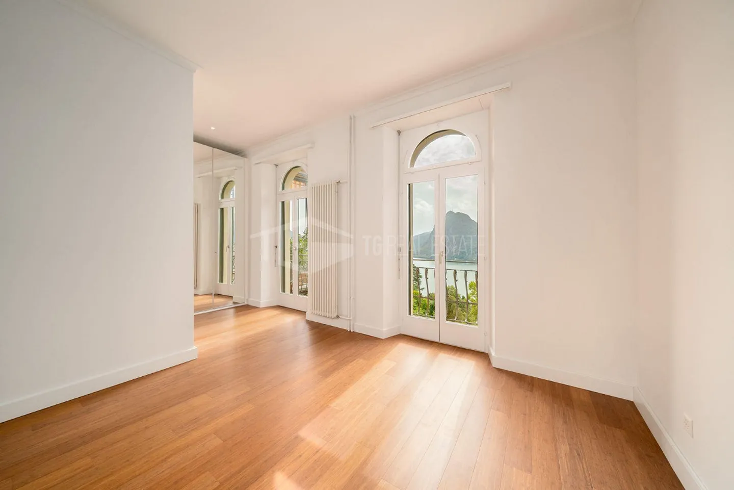 ELEGANT 5.5-ROOM APARTMENT WITH SPECTACULAR LAKE VIEW - Photo 10 of 23