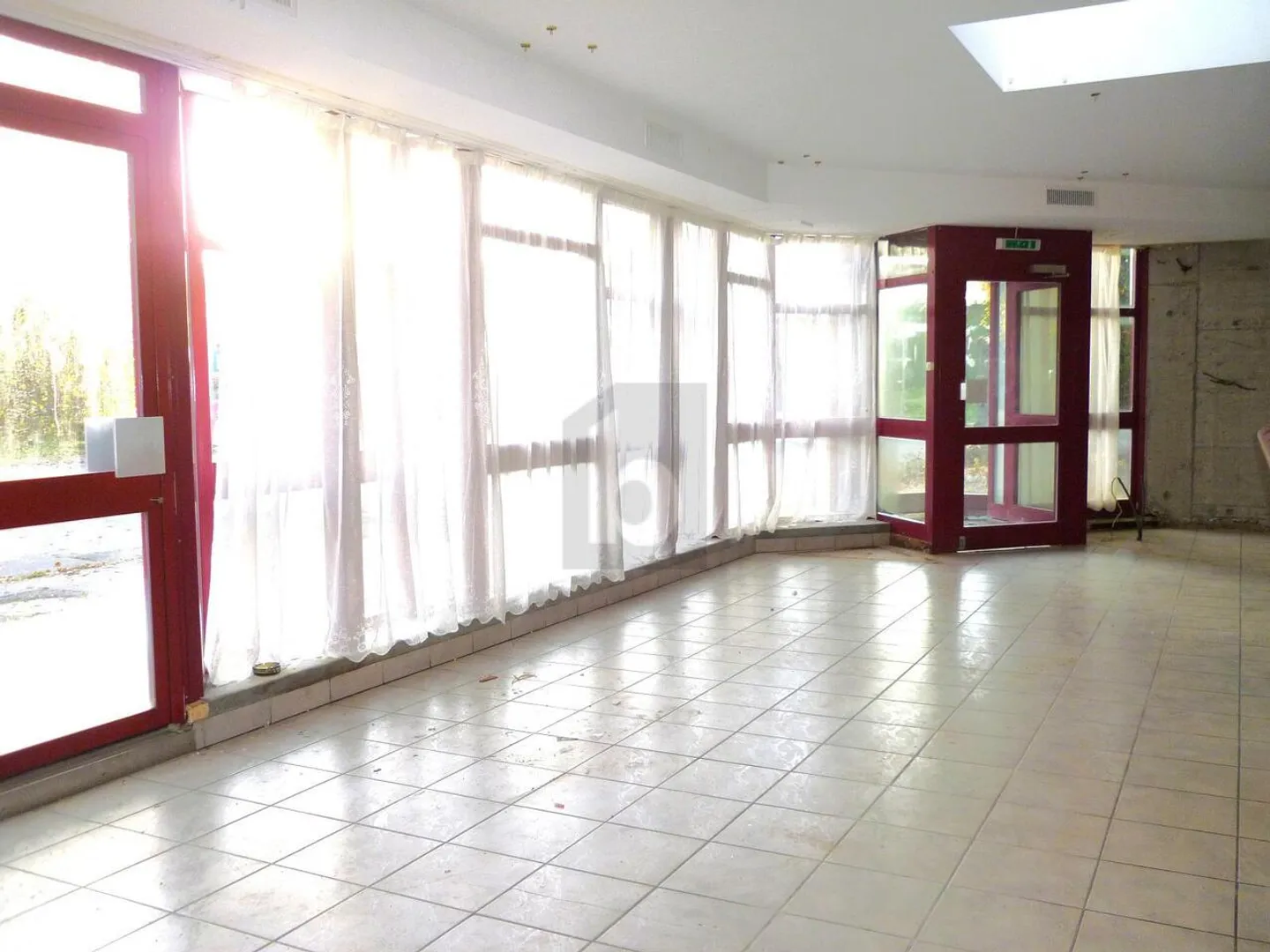 Espace Commercial Spacieux à Savigny - Photo 3 sur 5