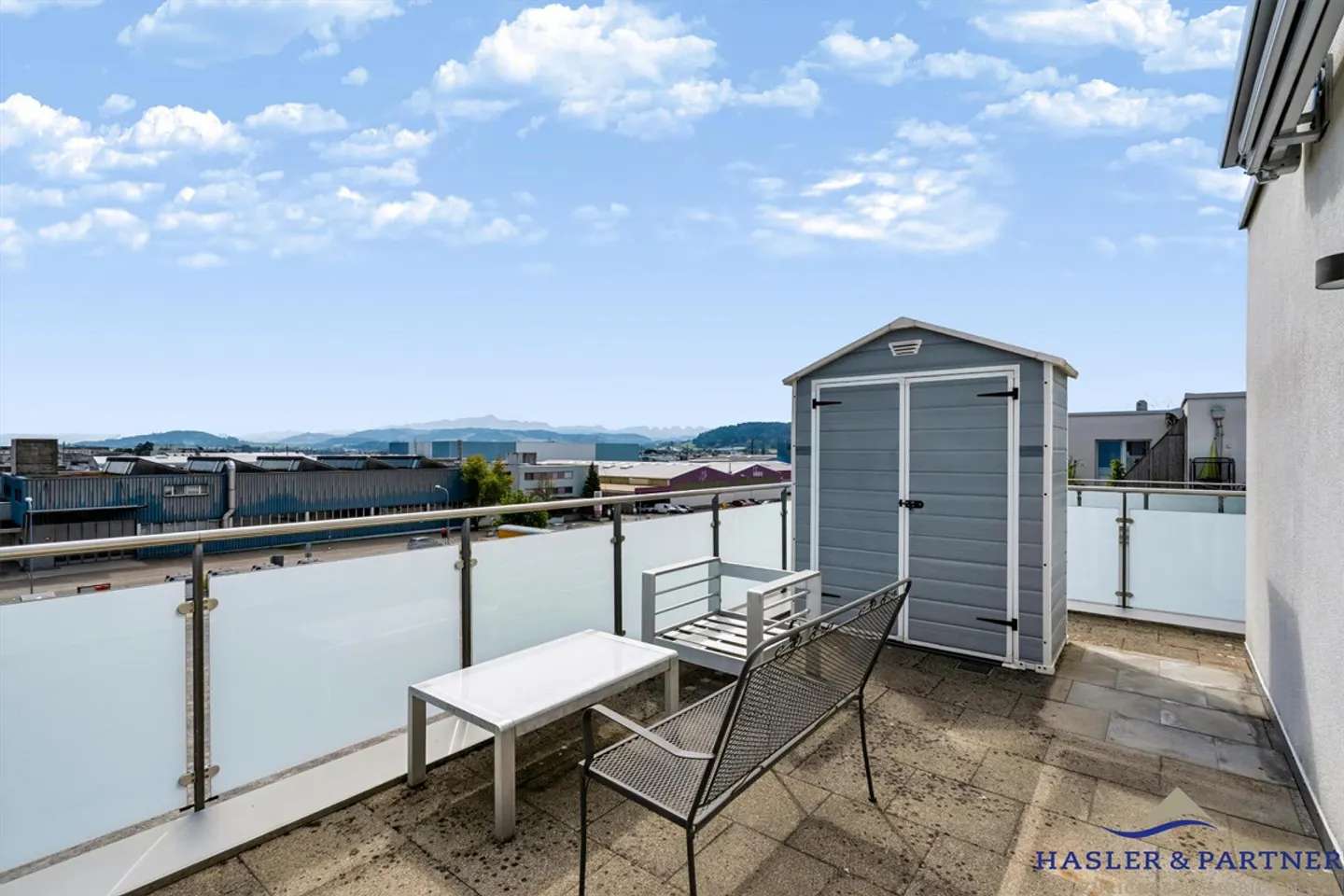 Representative 5½-room penthouse apartment with 144 m² terrace and mountain view - Photo 3 of 5