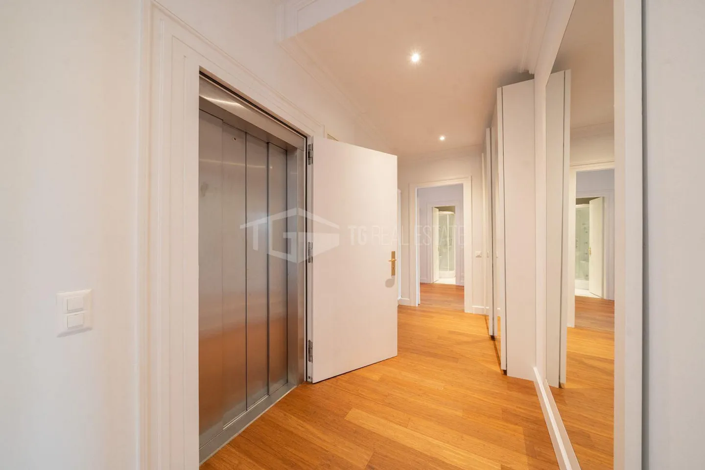 ELEGANT 5.5-ROOM APARTMENT WITH SPECTACULAR LAKE VIEW - Photo 16 of 23