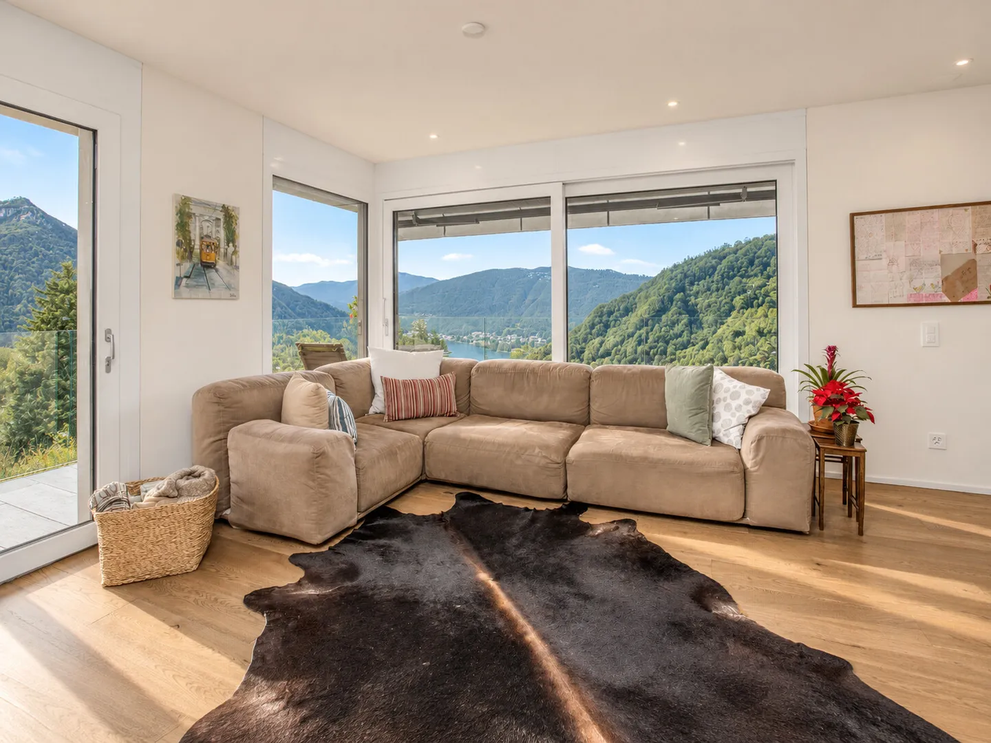 NEUES MÖBLIERTES PENTHOUSE MIT 4.5 ZIMMERN UND SEEBLICK IN ROVIO - Foto 1 von 11