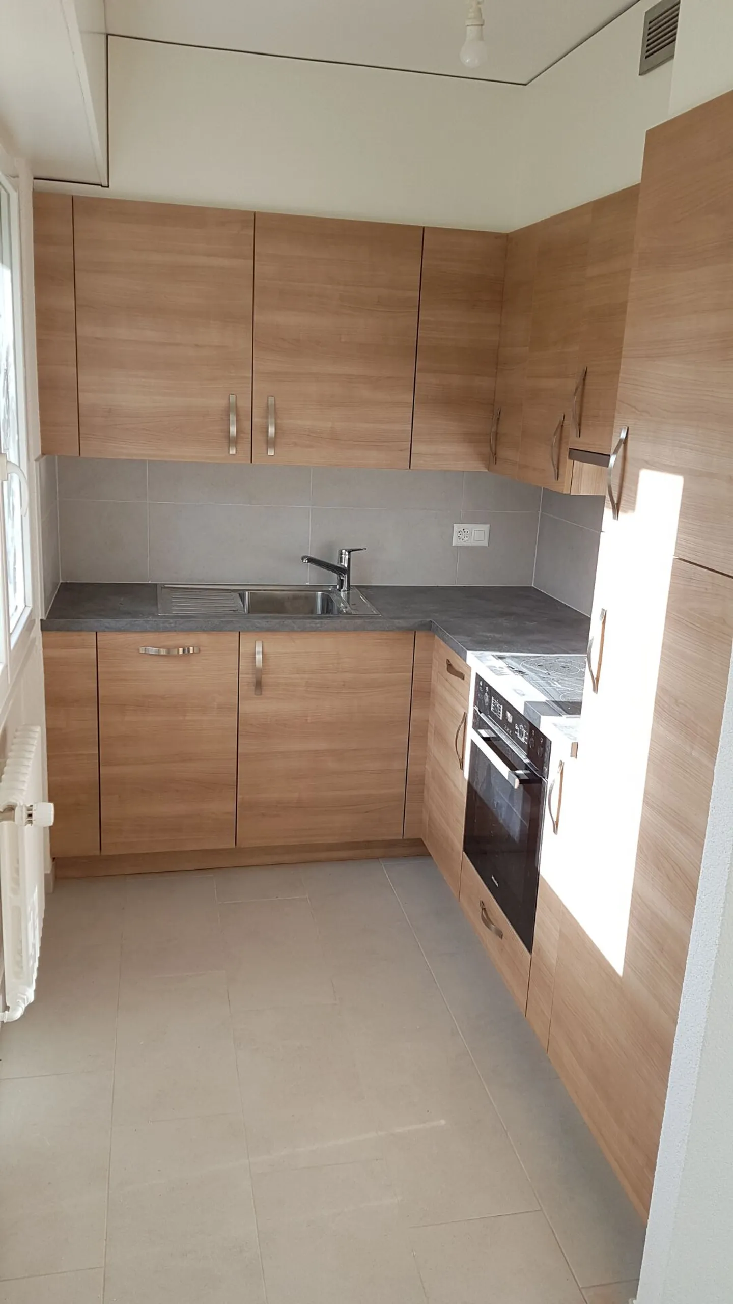 Bellissimo studio idealmente situato in un edificio vicino al lago! - Foto 1 di 8