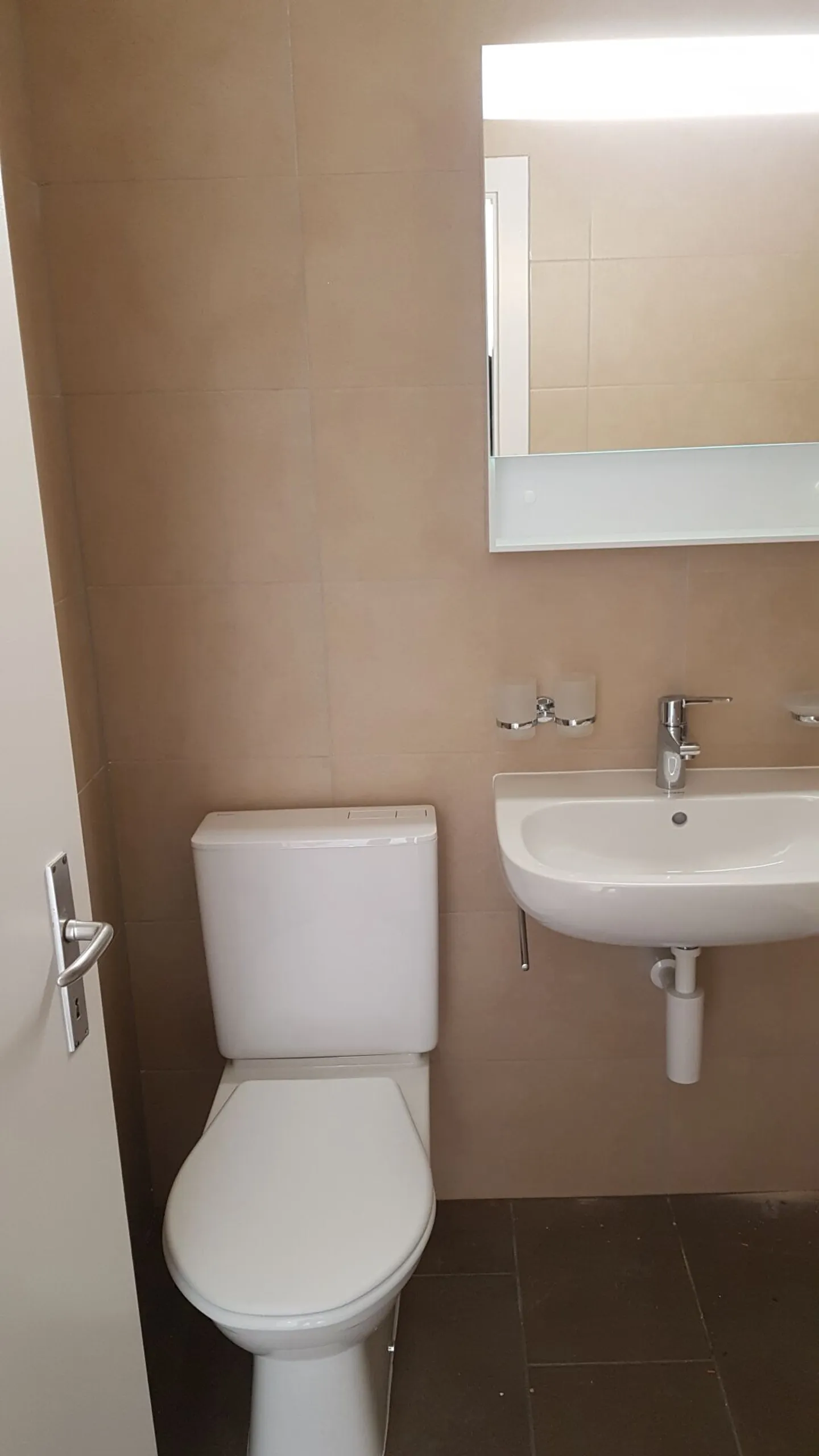 Bellissimo studio idealmente situato in un edificio vicino al lago! - Foto 3 di 8