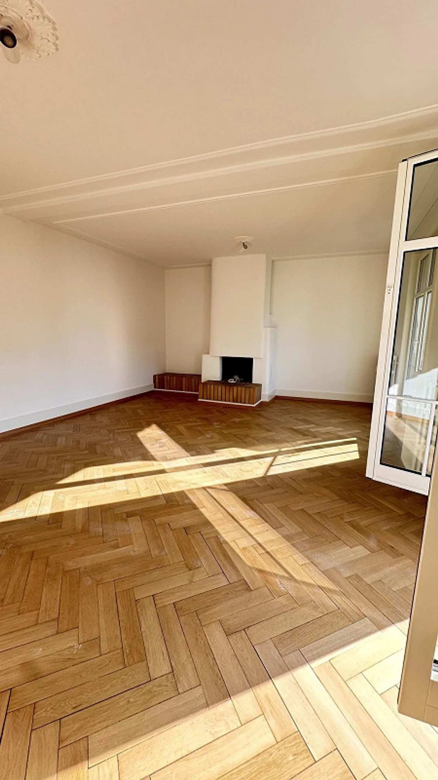Appartement sous les combles de 3,5 pièces avec charme dans un emplacement central à Zurich - Photo 2 sur 4