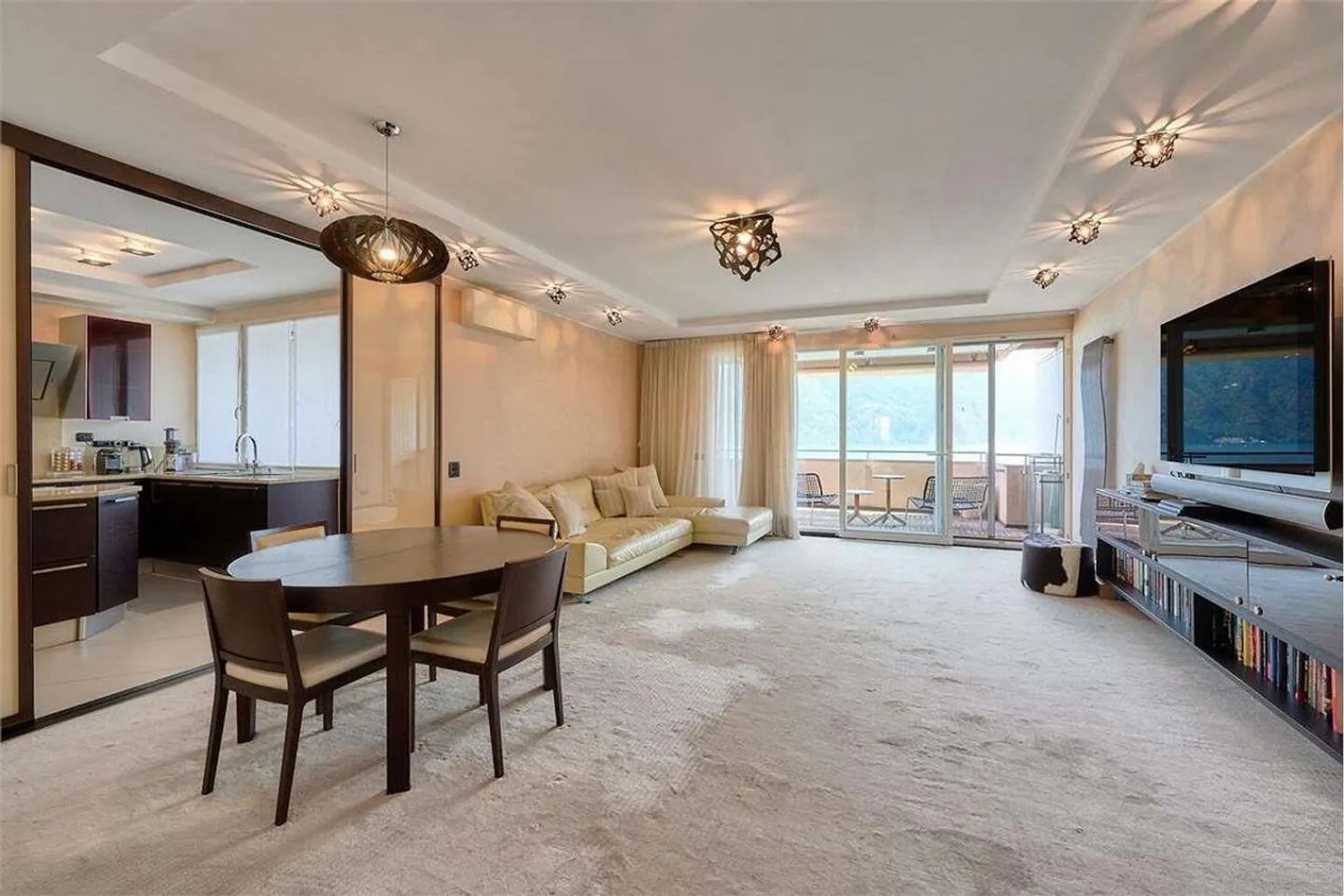 Elegant 4.5-room apartment in the city center facing the lake - Photo 1 of 13