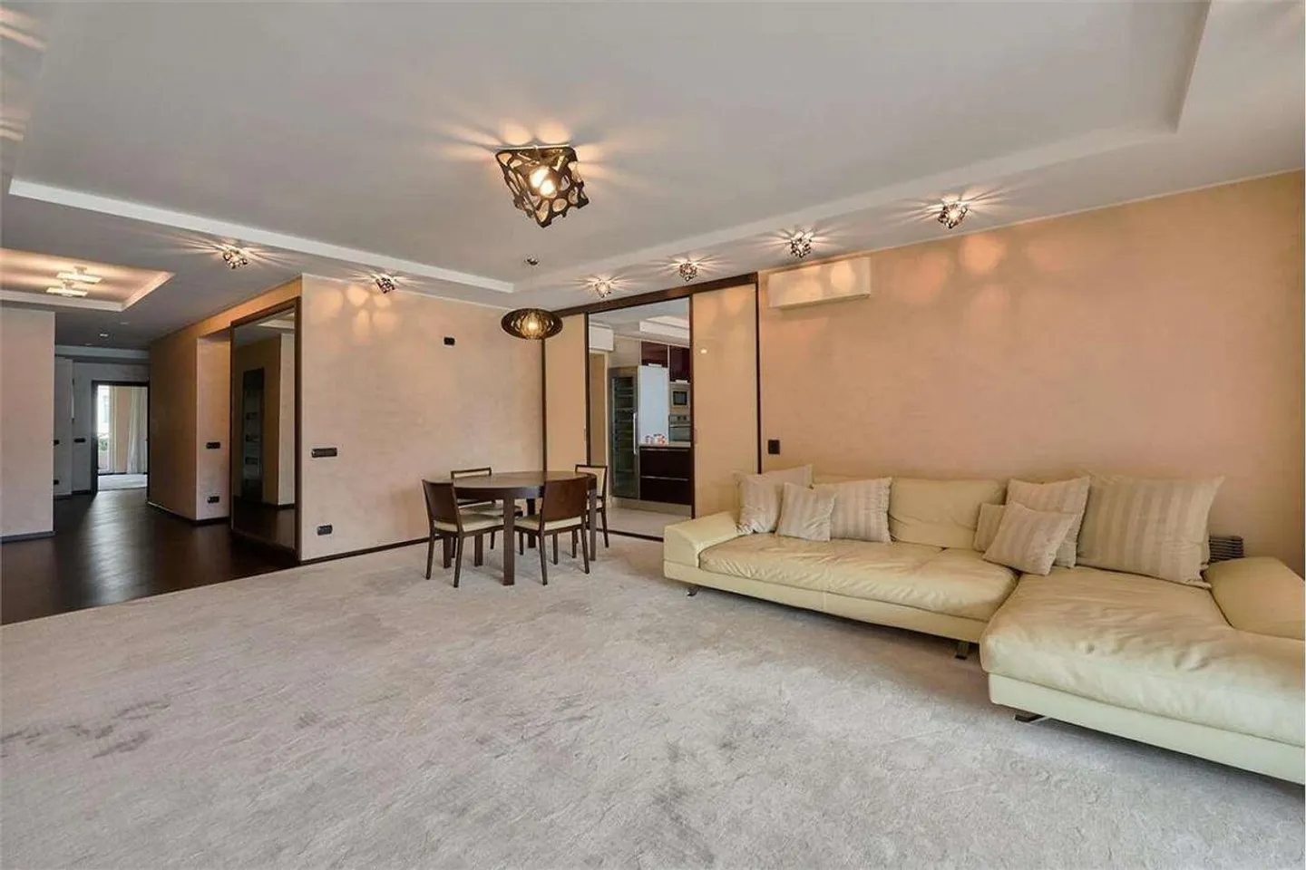 Elegant 4.5-room apartment in the city center facing the lake - Photo 2 of 13