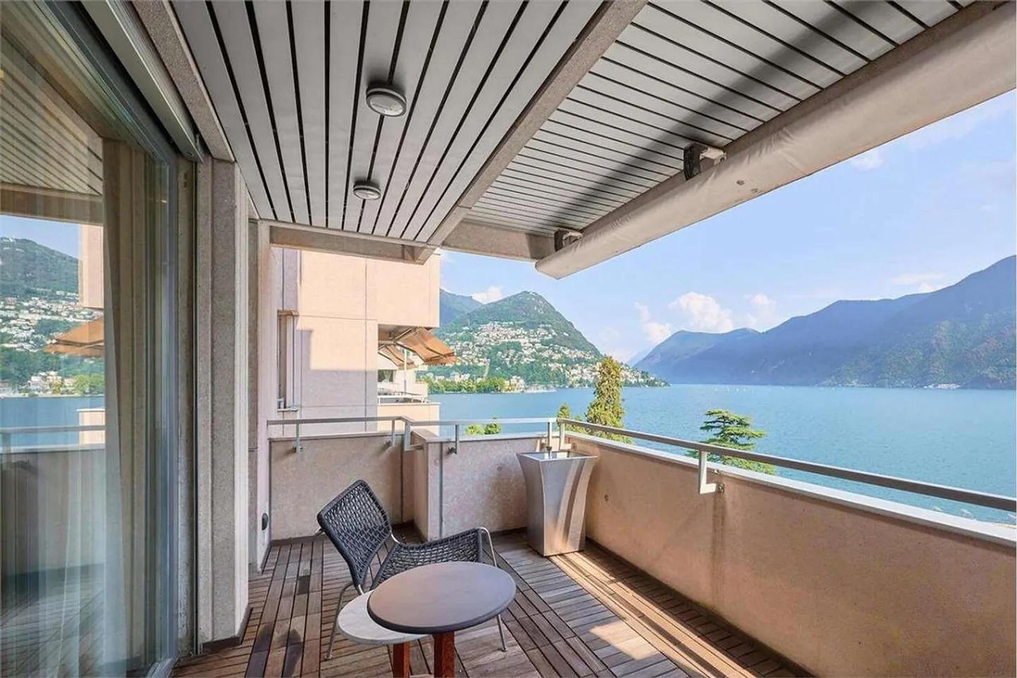 Elegant 4.5-room apartment in the city center facing the lake - Photo 3 of 13