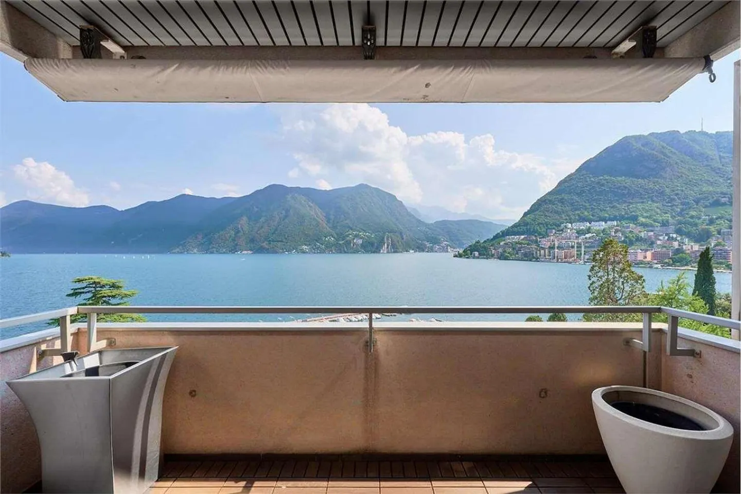 Elegant 4.5-room apartment in the city center facing the lake - Photo 4 of 13