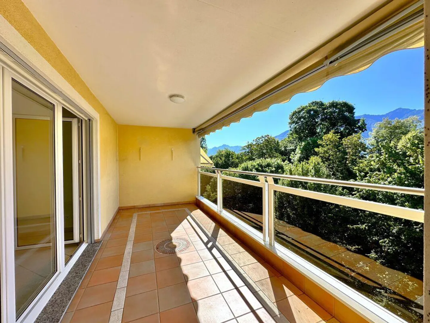 Strategic 3.5-room apartment, just a few steps from the lake - Photo 2 of 10
