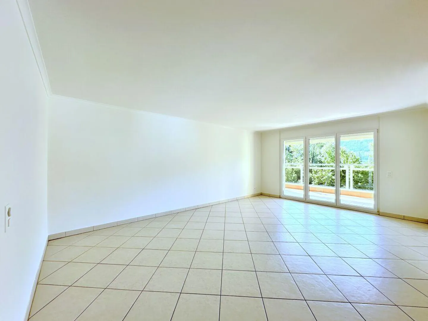 Strategic 3.5-room apartment, just a few steps from the lake - Photo 3 of 10
