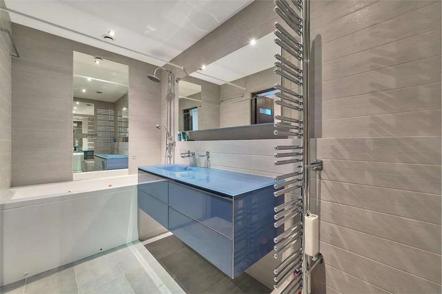 Elegant 4.5-room apartment in the city center facing the lake - Photo 11 of 13