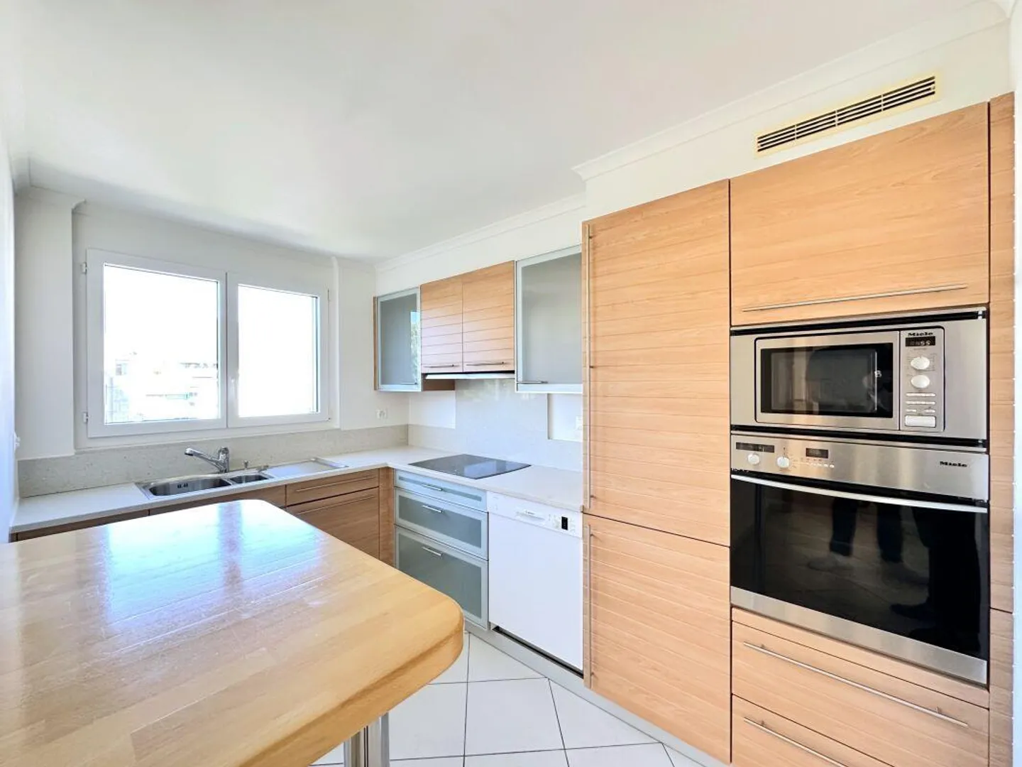 Strategic 3.5-room apartment, just a few steps from the lake - Photo 5 of 10